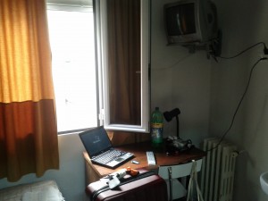 Skrivbord med min dator, fönster i bakgrunden